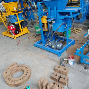 Machine à briques en terre cuite hydraulique QT2-25, petite machine à fabriquer des blocs emboîtables, machine à briques en terre pour projets de construction - Product Image 1
