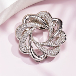 Broche de flor dorada con perlas de imitación y diamantes de imitación para mujer, accesorio de joyería para fiesta - Product Image 4