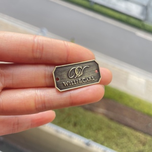 Tùy Chỉnh Chất Lượng Cao Tên Thương Hiệu Chữ Khắc Tên Tấm Nhãn Quần Áo Kim Loại Logo Với Men Cứng Kỹ Thuật Tùy Chỉnh Mảng Bám - Product Image 3