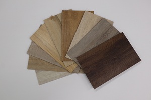 Planchettes de revêtement de sol LVT autocollantes remplaçables pour réparation facile, idéales pour la maintenance modulaire des zones et la réparation ciblée des dommages, solution économique. - Product Image 4