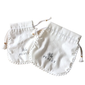 Présentoir à bagues personnalisé pour bijouterie, pochette à bijoux en mousseline de coton doux blanche avec pompon, petit cadeau - Product Image 1