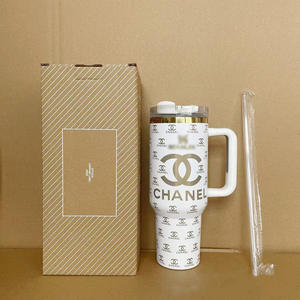 Gobelet isotherme en acier inoxydable de 40 oz, résistant au froid, avec poignée, grande capacité pour une utilisation en extérieur (isolation de 6 à 12 heures) - Product Image 1