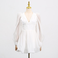 Robe de soirée mini en organza blanc à col en V rétro française de haute qualité Bettergirl 2026