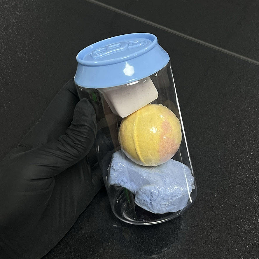 Botella transparente con tapa azul.