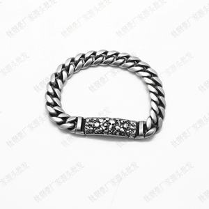 Pulsera de Acero Inoxidable con Eslabones Cubanos y Acabado Mate Vintage, Diseño de Cadena Resistente, Joyería de Estilo Gótico Punk para Hombre - Product Image 1