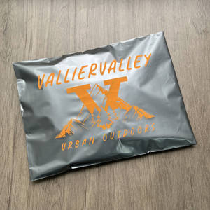 Sobres de Poliéster Plateados Personalizados con Impresión Naranja - Bolsas de Envío Impermeables para Ropa y Equipo de Exterior - Product Image 3