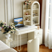 Table de maquillage minimaliste de style français, avec armoire haute en verre trempé à arche incurvée, étagère ouverte multi-niveaux et tiroir