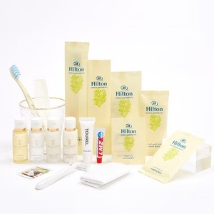 Ensemble d'articles de toilette jetables 5 étoiles personnalisés et économiques pour hôtels, format voyage, pour salle de bain et commodités pour invités - Product Image 1