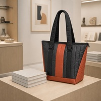 Sac fourre-tout minimaliste en nylon matelassé avec blocs de couleur et TPU