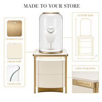 Table de présentation de bijoux en verre incurvée aux coins arrondis, corps beige, cadre en métal brossé doré pour magasin de détail et vente en gros