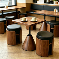 Ensemble de mobilier de restaurant moderne : tables et chaises en bois, banquette de café, canapé pour la restauration