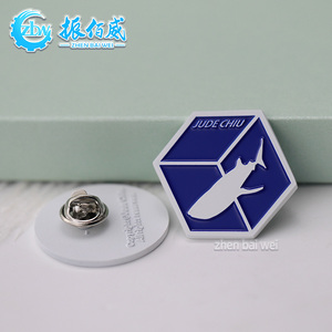 Épinglette commémorative en alliage plaqué or/argent en forme de dessin animé 3D personnalisée avec logo en émail doux métallique pour <span class=keywords><strong>concert</strong></span> d'aquarium <span class=keywords><strong>2023</strong></span> - Product Image 4