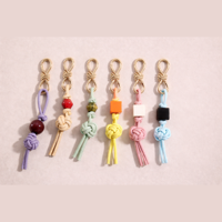 Porte-clés personnalisé bohème fait main en cuir PU avec pendentif pompon noué, perle en résine rouge et fermoir torsadé, breloque de sac, cadeau pour femme