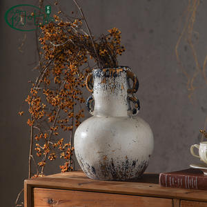 Vase en résine style Wabi Sabi avec poignées, design antique vieilli pour la décoration intérieure, arrangement de fleurs séchées - Product Image 2