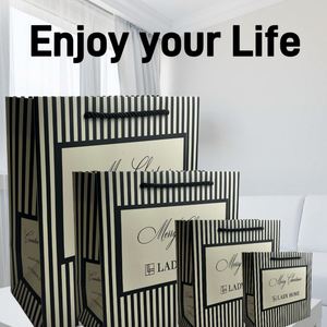 Sacs cadeaux en papier brun personnalisés pour Noël, sacs de boutique, sacs de shopping avec poignée en corde noire, sac en papier de luxe avec impression de logo - Product Image 6