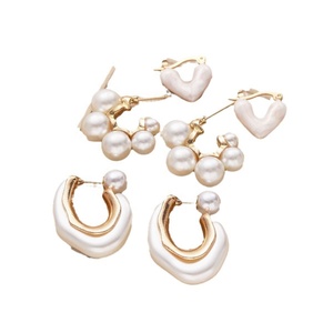Ensemble de boucles d'oreilles pendantes tendance en forme de cœur de papillon plaqué or avec imitation de perles, design élégant pour femmes, tendance, vente chaude, fêtes - Product Image 6