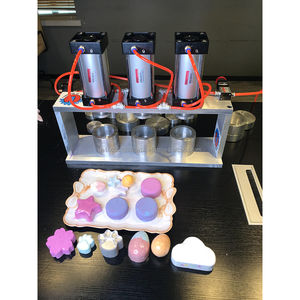 Nouvelle machine de pressage automatique pneumatique de bureau haute capacité 200 pièces/heure pour barres de shampoing et bombes de bain PSI 100, modèle 2026, facile à utiliser - Product Image 2