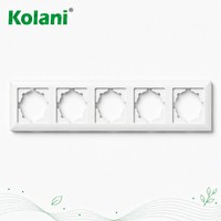 Cadre de finition pour prise quadruple Kolani, norme européenne 372x84mm, finition satinée, en PC ignifuge, avec cinq emplacements de découpe