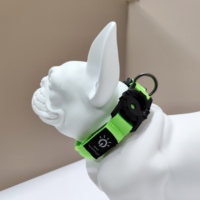 Collier de dressage tactique pour chien en nylon réglable avec poignée, boucle ABS et lumière LED intégrée