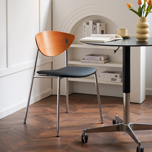 Chaise de salle à manger empilable en métal de style nordique avec revêtement en cuir PU, design léger et luxueux pour petits appartements et cafés, style vintage décontracté - Product Image 1