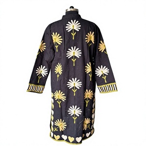 Manteau long noir tissé brodé de fleurs avec motifs de cœurs et de marguerites, style ethnique décontracté - Product Image 5