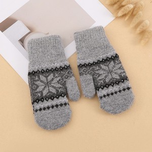 Mitaines d'hiver chaudes pour enfants, tricotées, longueur poignet, décontractées, thermiques, avec fourrure de lapin, jacquard flocon de neige et logo personnalisé - Product Image 3