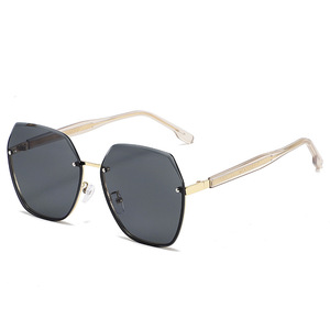 Lunettes de soleil de luxe pour femmes, monture dorée, verres dégradés violets, protection UV400, lunettes de soleil tendance, utilisation en extérieur - Product Image 3