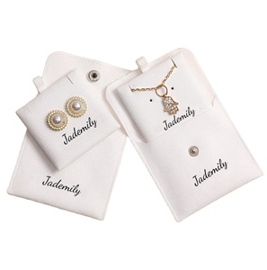 Petite pochette d'emballage de bijoux avec logo personnalisé et pochettes à bijoux en daim microfibre avec insertion - Product Image 1