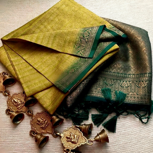 Sari de fiesta tradicional de seda Banarasi, largo, de color brillante, con bordes de Pallu y J-Card, hermoso y lujoso, especial para la Pooja en el templo. - Product Image 1