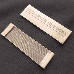 Étiquette de vêtement de luxe <span class=keywords><strong>personnalisée</strong></span>, tissée haute densité, recyclable, brodée, pour col, avec techniques d'impression de logo personnalisé - Product Image 1