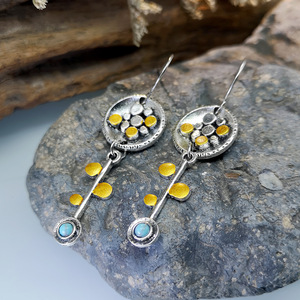 Orecchini Pendenti Vintage a Forma di Chiave Geometrica con Accento di Colore, Design Bicolore, Accessori di Moda per Donne - Product Image 4