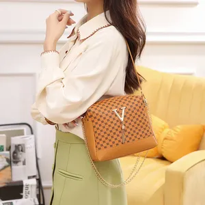 Bolso cuadrado pequeño de moda para mujer con estampado de anillos, cadena decorativa en forma de V, para llevar al hombro o bajo el brazo, con forro interior. - Product Image 3