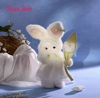 Adorable lapin en peluche blanc sur le thème du printemps avec robe en dentelle et tulipe