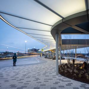 Tópico con curvas fluidas y oasis verdes integrados, las marquesinas de la parada de autobús en el centro comercial Liffey Valley en Dublín, Irlanda - Product Image 3