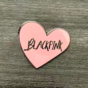 En gros, Broches en métal <span class=keywords><strong>BLACKPINK</strong></span> en forme de cœur émaillées, badges de groupe de filles coréennes, cadeaux de mode pour les fans de Kpop - Product Image 4