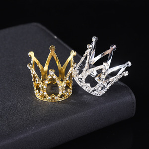 Couronnes en plastique bon marché pour anniversaire, vente d'usine, diadèmes de roi, diadèmes de concours de beauté, diadèmes décoratifs pour enfants, mini couronnes rondes en plastique perlé pour gâteau - Product Image 5