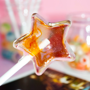 OEM ODM Bonbons durs transparents en forme d'étoile, certifiés Halal, sans sucre, personnalisés et colorés - Product Image 2
