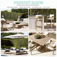 Ensemble de salle à manger d'extérieur moderne et luxueux en teck résistant aux intempéries pour hôtel et villa, avec chaises de patio