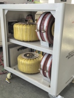 Stabilisateur de tension intelligent monophasé SVC 80 KVA personnalisé, bobine entièrement en cuivre pour l'alimentation électrique des grandes usines