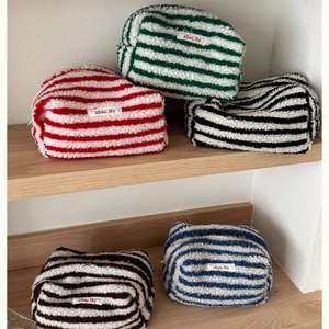 Trousse de toilette haut de gamme étiquette lavable coton doux remplissage pochette d'hiver multi-rayures laine d'agneau sac cosmétique de qualité supérieure - Product Image 5