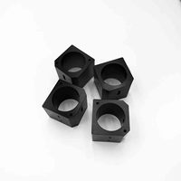 Bloc de montage moteur usiné CNC sur mesure en aluminium anodisé noir avec trous filetés à alésage central et fente latérale pour caméra optique
