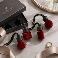 Botol Diffuser Parfum Mobil Silinder Kaca Mini Kain Beludru Merah Elegan dengan Tutup Hitam untuk Dekorasi Penyegar Udara Interior Mobil