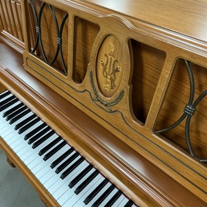 Piano Samick SC-300NST <span class=keywords><strong>de</strong></span> <span class=keywords><strong>Segunda</strong></span> <span class=keywords><strong>Mano</strong></span>, Apariencia Elegante <span class=keywords><strong>de</strong></span> <span class=keywords><strong>Madera</strong></span> con Superficie Lisa y Brillante para Decoración del Hogar - Product Image 3