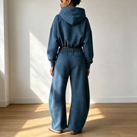 Ensemble Jogging Oversize Personnalisable pour Femme en Molleton Brodé – Sweat à Capuche Court et Pantalon Décontracté en Coton