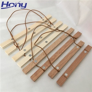 กรอบไม้แขวนผนังแบบกำหนดเองสำหรับงานศิลปะ พร้อมเชือกหนังและแม่เหล็ก - Product Image 2