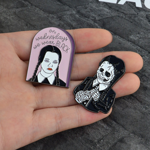 Broche populaire La Famille Addams, épinglette en émail 'Je souris', en alliage de zinc, épingles de revers rigides, figurine, accessoires de bijoux pour fille, style punk amusant - Product Image 2