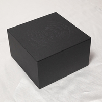 Boîte en papier de luxe noire pour raquette de tennis de table de taille officielle avec estampage à chaud de logo personnalisé, couvercle et base, avec mousse