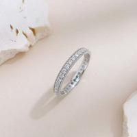 Anello a fascia impilabile con pavé completo di diamanti coltivati in laboratorio, in oro bianco 18K, dal design unico e alla moda