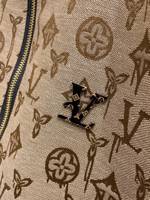 Luxuriöse Alltags-Oberbekleidung Ikonischer Beschichteter Canvas-Mantel mit Lederbesatz Zeitlose Bedruckte Monogramm-Jacke für Herren