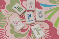 Ensemble de tuiles de mahjong en acrylique de luxe moderne avec motif floral Phénix Joker pour le divertissement à domicile et les soirées